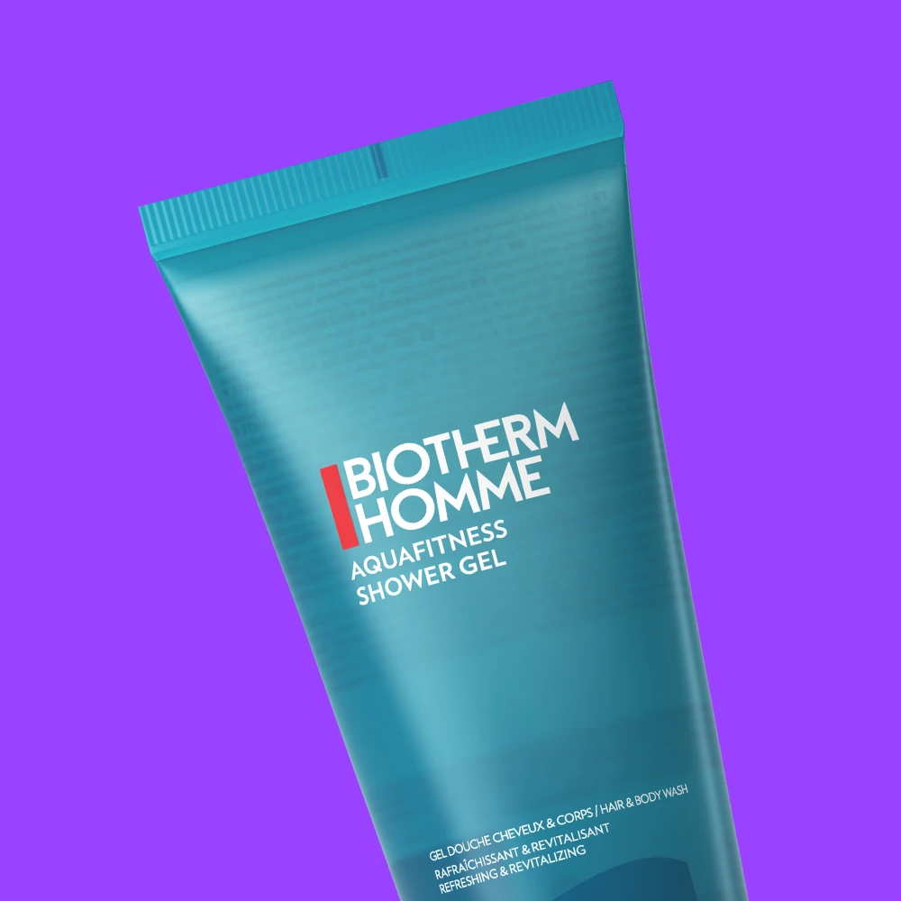 Biotherm Homme Aquafitness suihkugeeli sinisessä tuubissa violettia taustaa vasten.