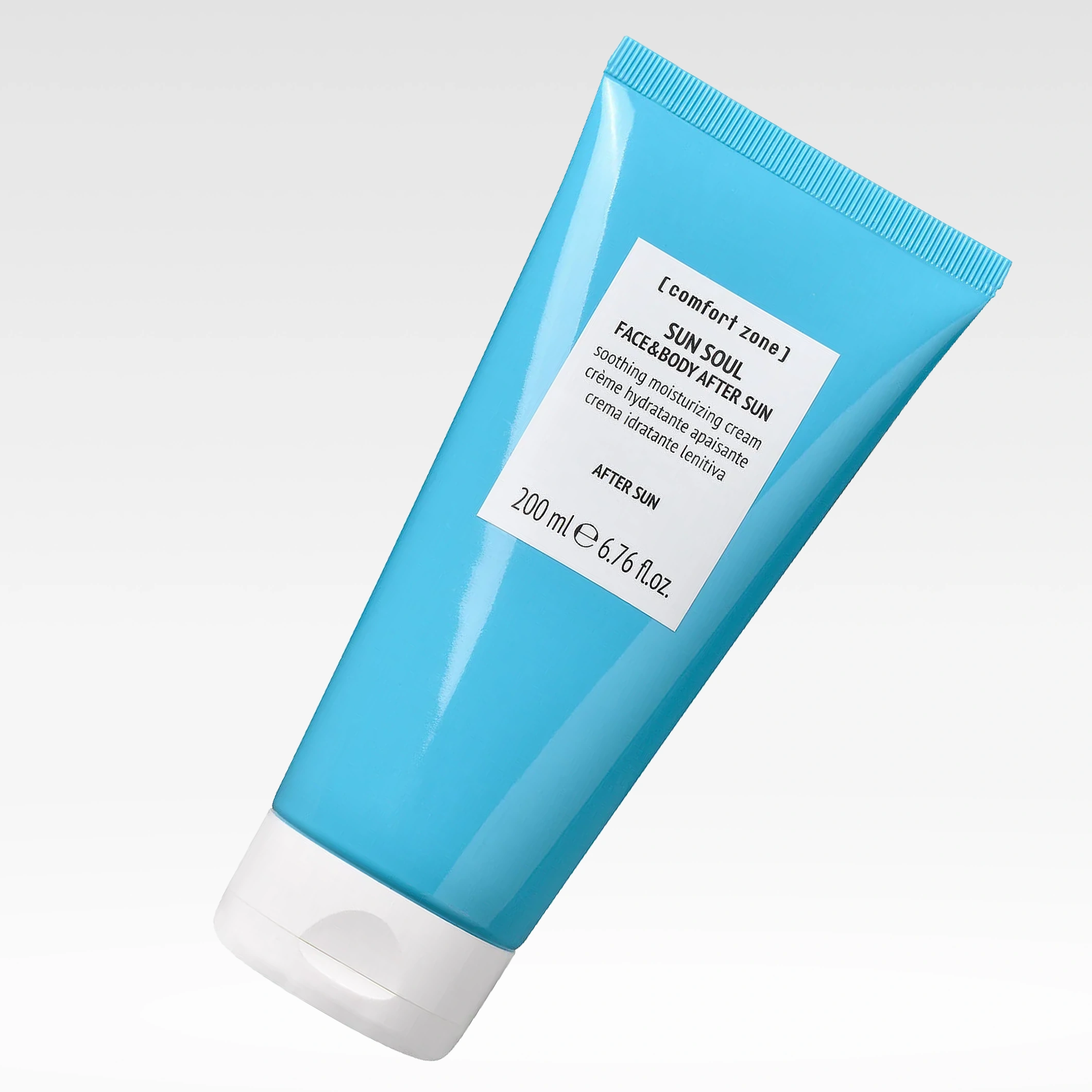 After Sun -tuote sinisessä tuubissa, merkintä Comfort Zone Sun Soul Face & Body After Sun, 200 ml, valkoisella korkilla vaaleaa taustaa vasten. Teksti ”After sun” näkyy mustassa laatikossa vasemmassa yläkulmassa.