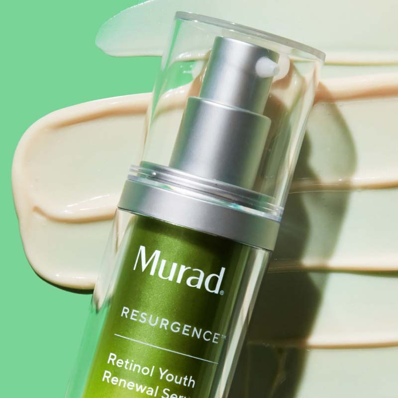 Serum fra Murad plassert mot en grønn bakgrunn. Flasken er grønn med en sølvfarget pumpe og gjennomsiktig hette. Bak flasken er en påført mengde serum synlig, noe som understreker den kremete konsistensen og de hudpleiende egenskapene.