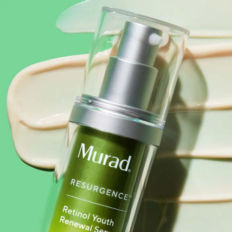 Serum från Muradplacerad mot en grön bakgrund. Flaskan är grön med en silverfärgad pump och genomskinligt lock. Bakom flaskan syns en applicerad mängd av serumet, vilket framhäver dess krämiga konsistens och hudvårdande egenskaper.