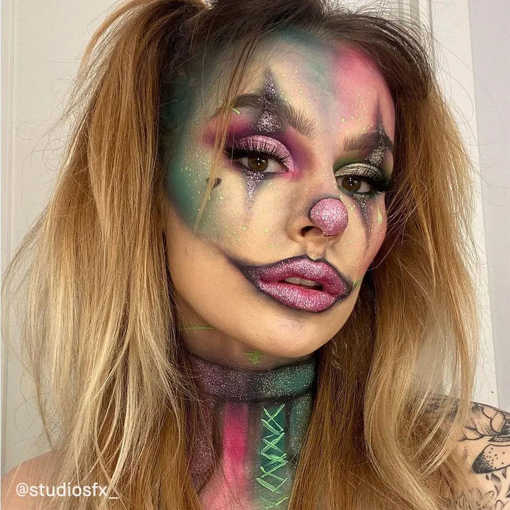  @studiosfx_ i clownaktig och inspirerande halloweensminkning.