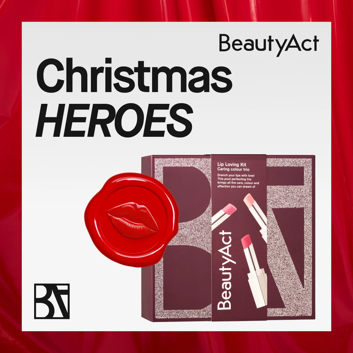 Kuva, joka näyttää mainoksen BeautyAct Lip Loving Kit Caring Colour Trio. Tekstit "Christmas HEROES" ja "BeautyAct" ovat näkyvissä. Punainen lahjapakkaus tekstillä "Lip Loving Kit Caring Colour Trio" ja kaksi huulipunaa ovat myös näkyvissä. Punainen ympyrä tekstillä "BeautyAct" ja huuli-illustraatio ovat myös näkyvissä. Tausta on valkoinen punaisilla yksityiskohdilla.