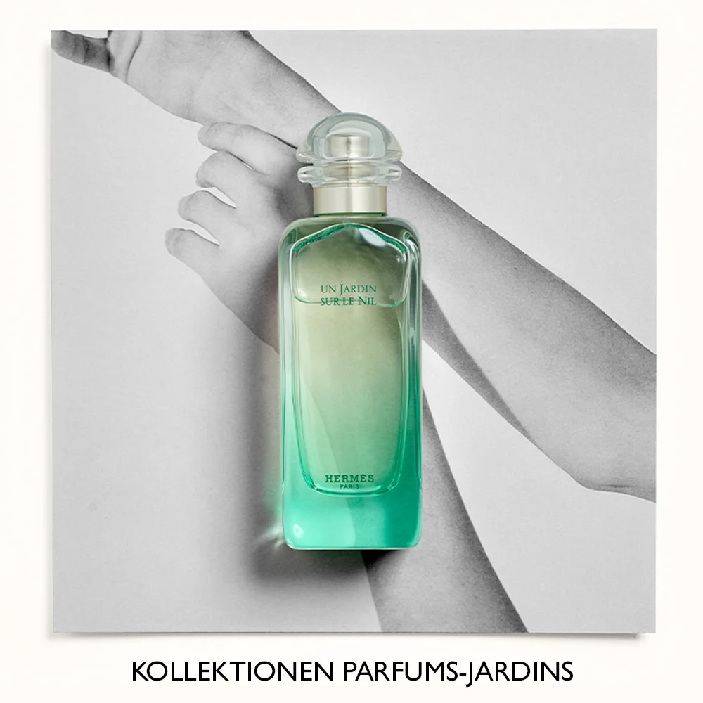 Parfymflaska från Hermès, Un Jardin Sur Le Nil, placerad framför en svartvit bild av armar. Texten "Kollektionen Parfums-Jardins" syns längst ner.
