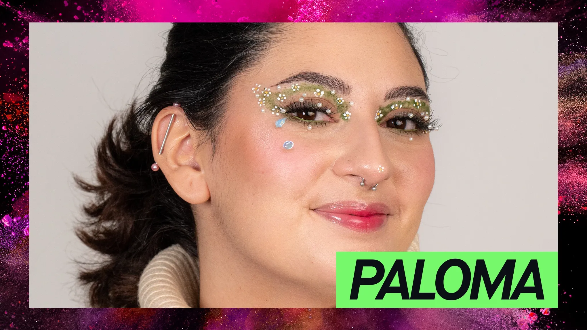 Paloma, vinnare av tävlingen ”Sveriges nästa makeupstjärna” poserar med fantasifull ögonmakeup.