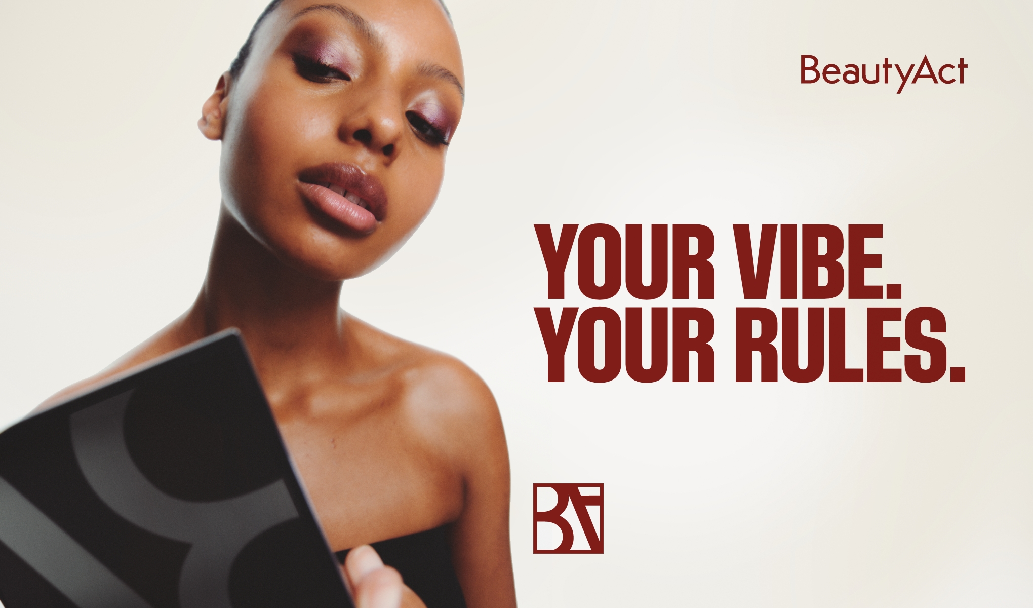 Person med sminkad look med ögonskugga och läppglans håller en makeup-palett, med texten “BeautyAct” och “YOUR VIBE. YOUR RULES.” samt BA-logotyp.