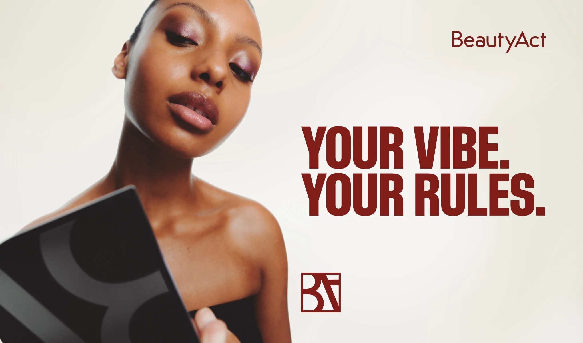 Person med sminkad look med ögonskugga och läppglans håller en makeup-palett, med texten “BeautyAct” och “YOUR VIBE. YOUR RULES.” samt BA-logotyp.
