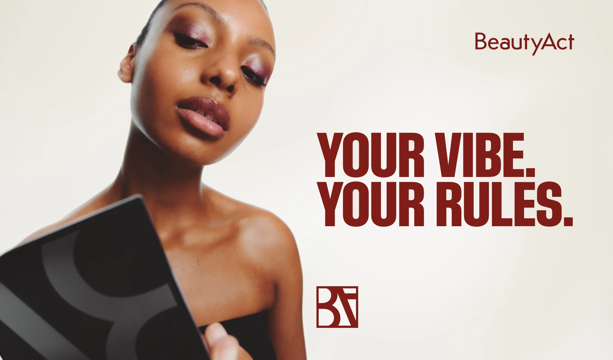Person med sminkad look med ögonskugga och läppglans håller en makeup-palett, med texten “BeautyAct” och “YOUR VIBE. YOUR RULES.” samt BA-logotyp.
