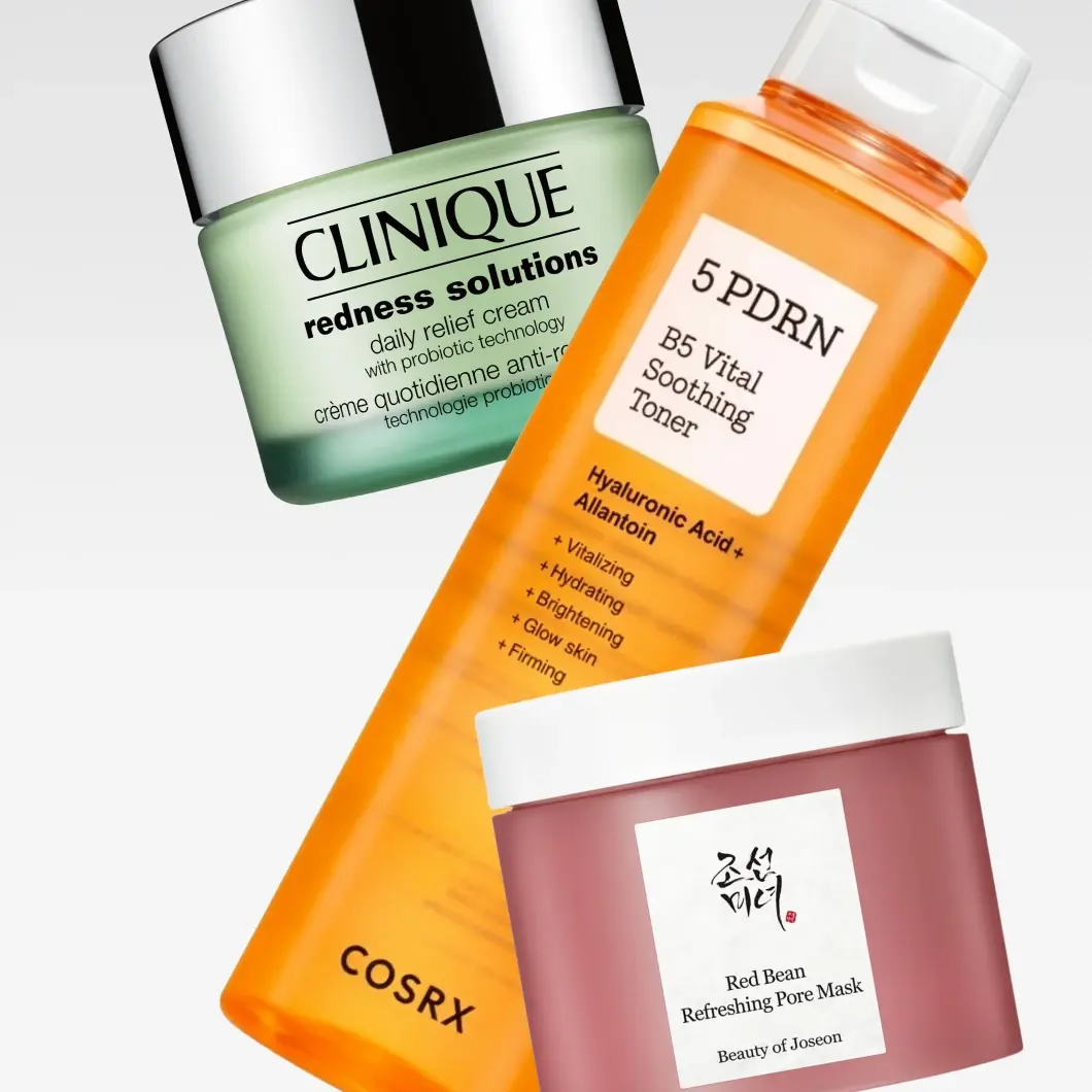 Hudpleie fra Clinique, COSRX og Beauty of Joseon på lys bakgrunn. Produktene er Clinique Redness Solutions Daily Relief Cream, COSRX 5 PDRN B5 Vital Soothing Toner med teksten «Hyaluronic Acid + Allantoin», «Vitalizing», «Hydrating», «Brightening», «Glow Skin» og «Firming», samt Beauty of Joseon Red Bean Refreshing Pore Mask.