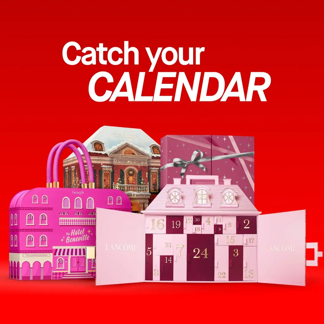 Text: Catch your CALENDAR. Olika adventskalendrar, inklusive ett rosa Benefit-hotell och ett öppet Lancôme-hus.