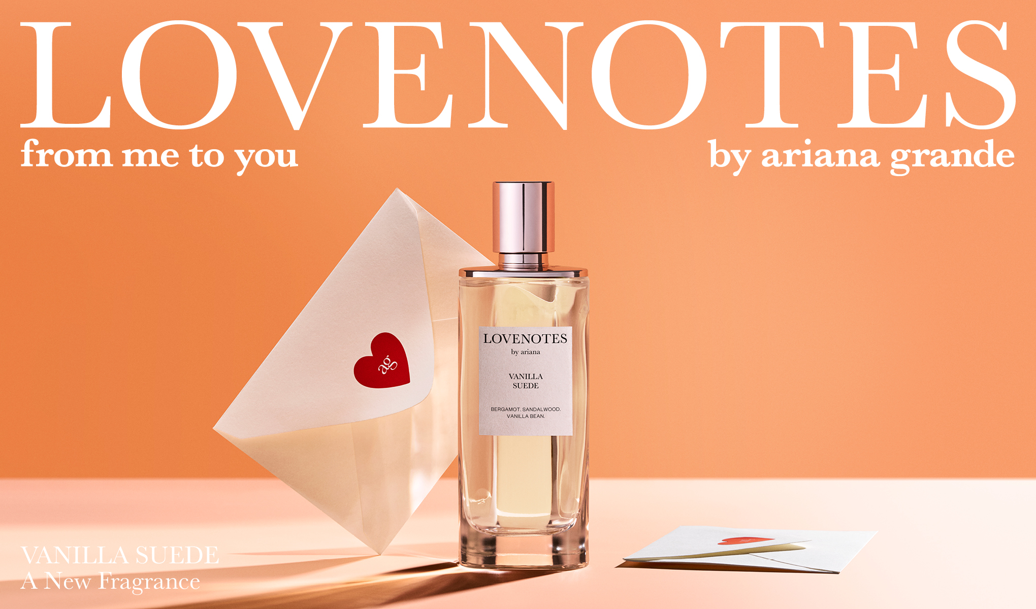 En parfymeflaske med en konvolutt bak seg. "Love Notes from me to you by Ariana Grande" står med store bokstaver over.
