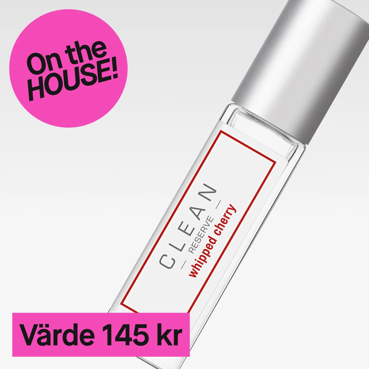 En närbild av en genomskinlig glasflaska med silverlock. Texten på flaskan lyder "CLEAN Reserve whipped cherry". Bakgrunden är ljusgrå och en rosa cirkel med texten "On the HOUSE!" syns till vänster. Nedanför flaskan finns en rosa rektangel med texten "Värde 145 kr".