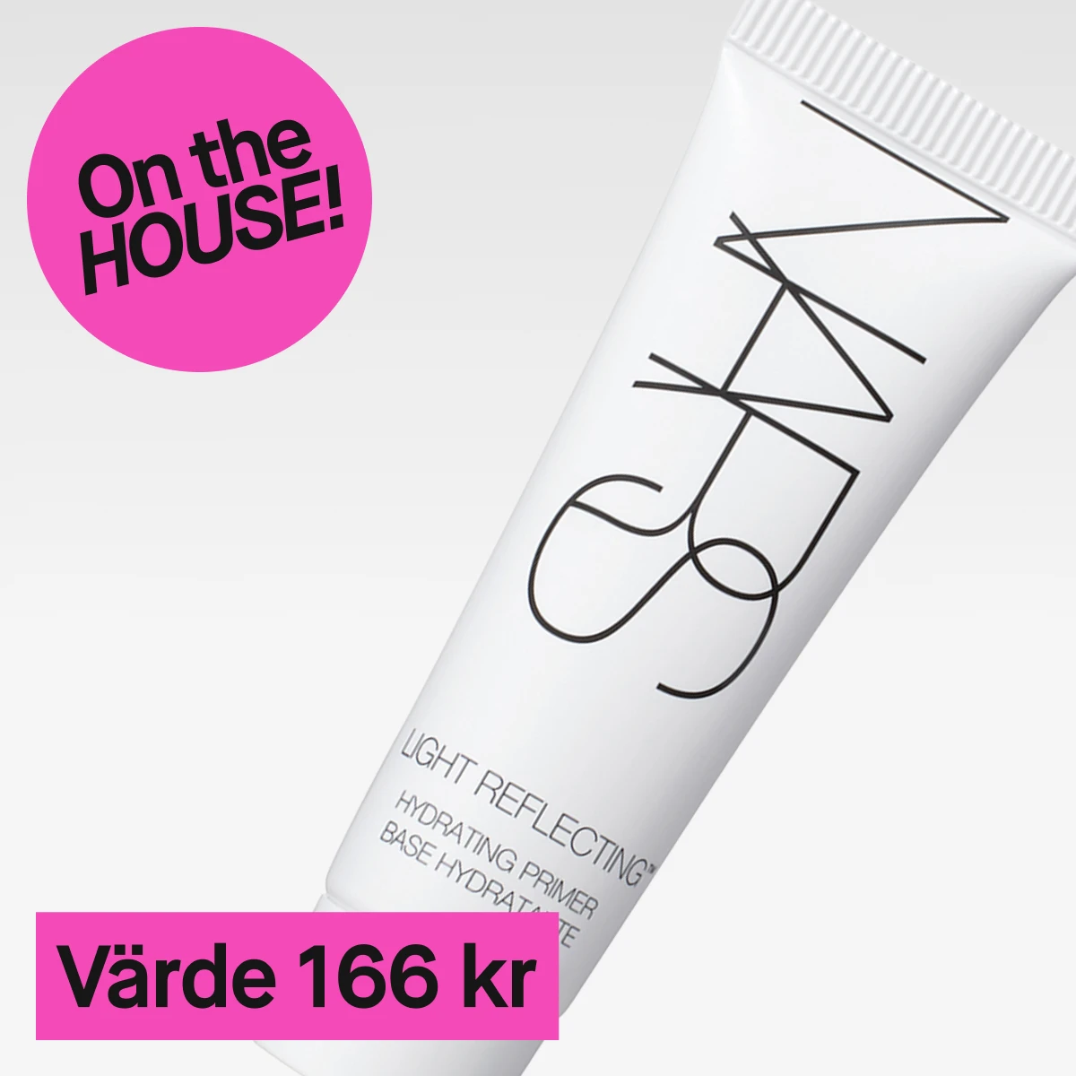 En närbild av en vit tub med svart text. Texten på tuben lyder "NARS Light Reflecting Hydrating Primer". Bakgrunden är ljusgrå och en rosa cirkel med texten "On the HOUSE!" syns till vänster. Nedanför produkten finns en rosa rektangel med texten "Värde 166 kr".