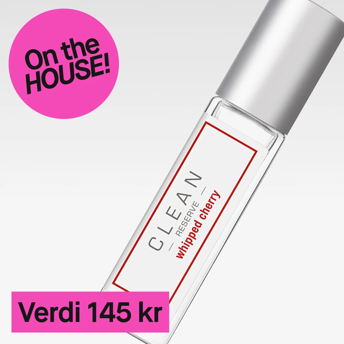 Et nærbilde av en gjennomsiktig glassflaske med sølv lokk. Teksten på flasken lyder "CLEAN Reserve whipped cherry". Bakgrunnen er lys grå og en rosa sirkel med teksten "On the HOUSE!" vises til venstre. Under flasken er det en rosa rektangel med teksten "Verdi 145 kr".