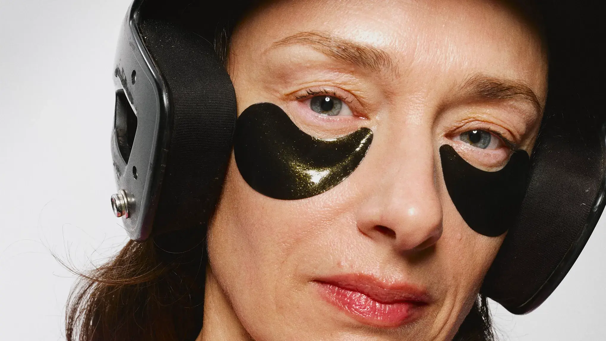 Närbild av en person med svarta ögonmasker och hörselskydd.
