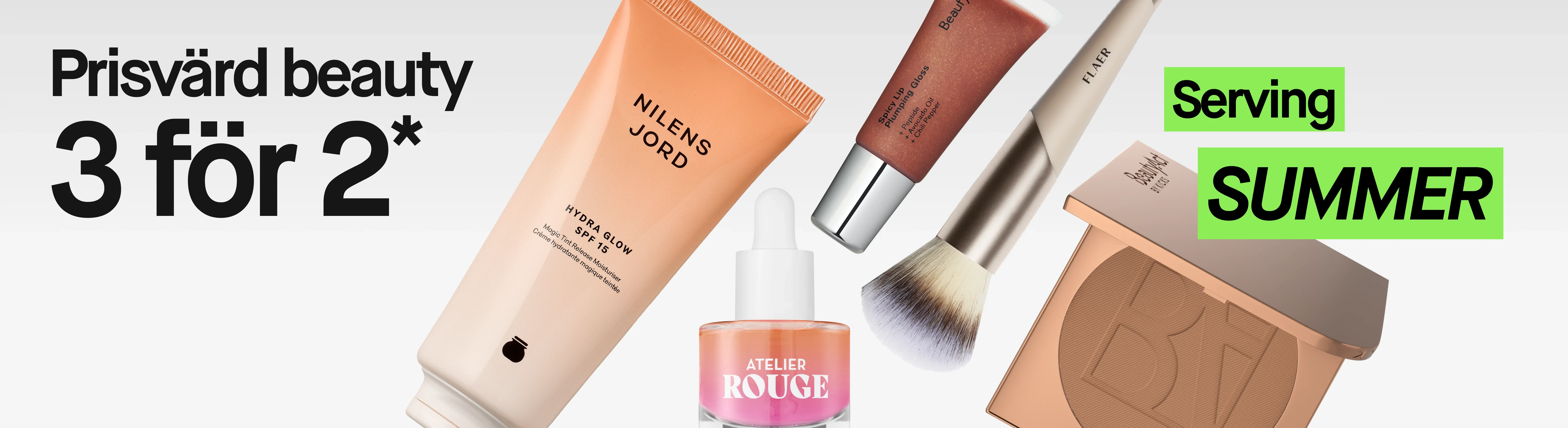 Kampanjbild med texten ”Prisvärd beauty 3 för 2*” samt gröna etiketter med texterna ”Serving” och ”SUMMER”. Bilden visar Nilens Jord Hydra Glow SPF 15 Magic Tint Release Moisturiser, BeautyAct Spicy Lip Plumping Gloss, Atelier Rouge-serum, en Flawless-sminkborste och en BeautyAct-puderprodukt mot ljusgrå bakgrund.