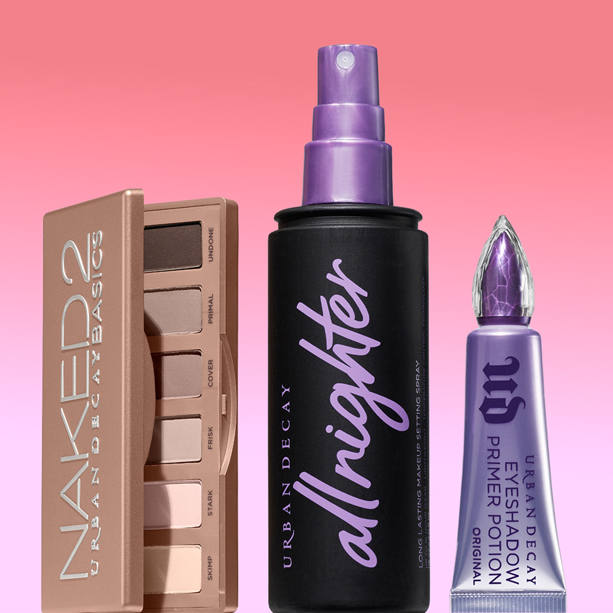 Kolme Urban Decay -meikkituotetta: NAKED 2 luomiväripaletti, all nighter suihkepullo ja EYESHADOW PRIMER POTION tuubi, seisovat vaaleanpunaisella taustalla.