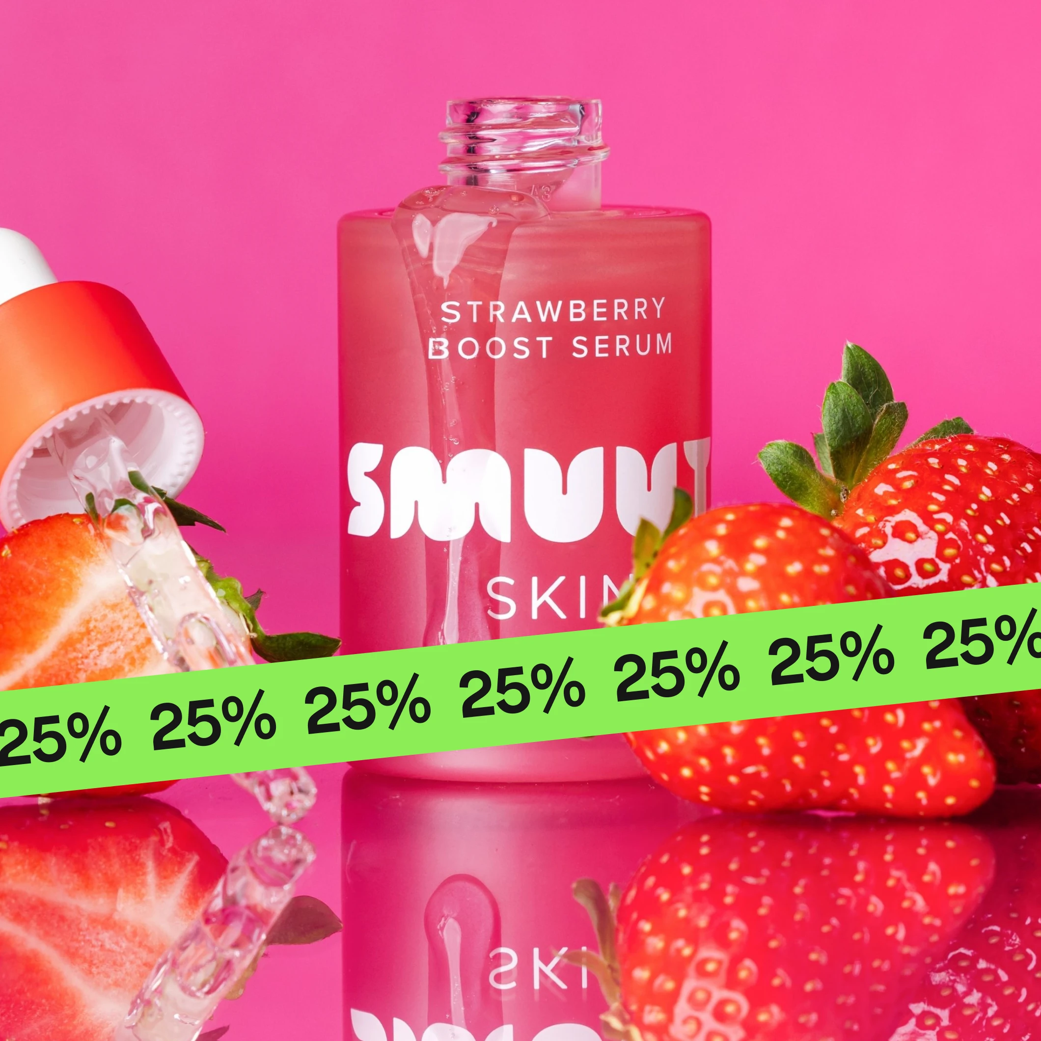 Nærbilde av “Smuuti Skin Strawberry Boost Serum” i rosa flaske med teksten “Strawberry Boost Serum” og “SMUUTI SKIN”, omgitt av jordbær og pipette med serum, delvis dekket av en grønn banner med gjentatt “25%”.