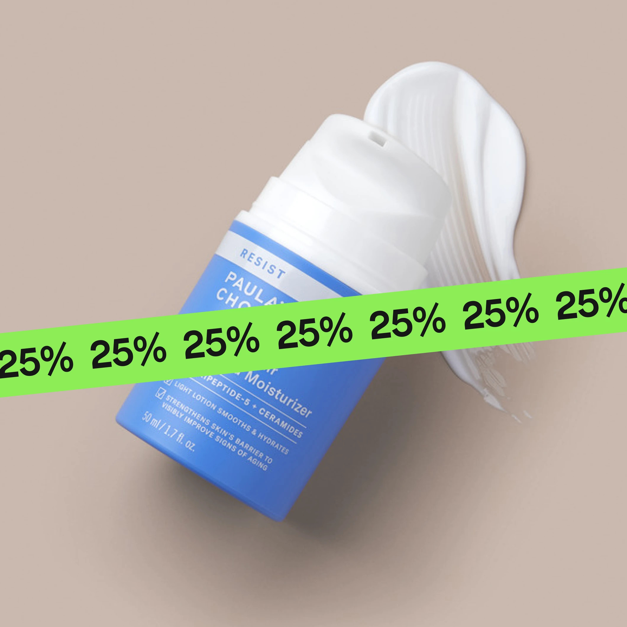Nærbilde av hudpleie “Paula’s Choice Resist Barrier Repair Advanced Moisturizer” i blå flaske med pumpe og teksten “Peptide + Ceramides”, sammen med en kremklatt, delvis dekket av en grønn banner med gjentatt “25%”.