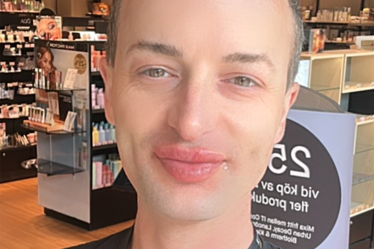 Person med naturlig sminke.