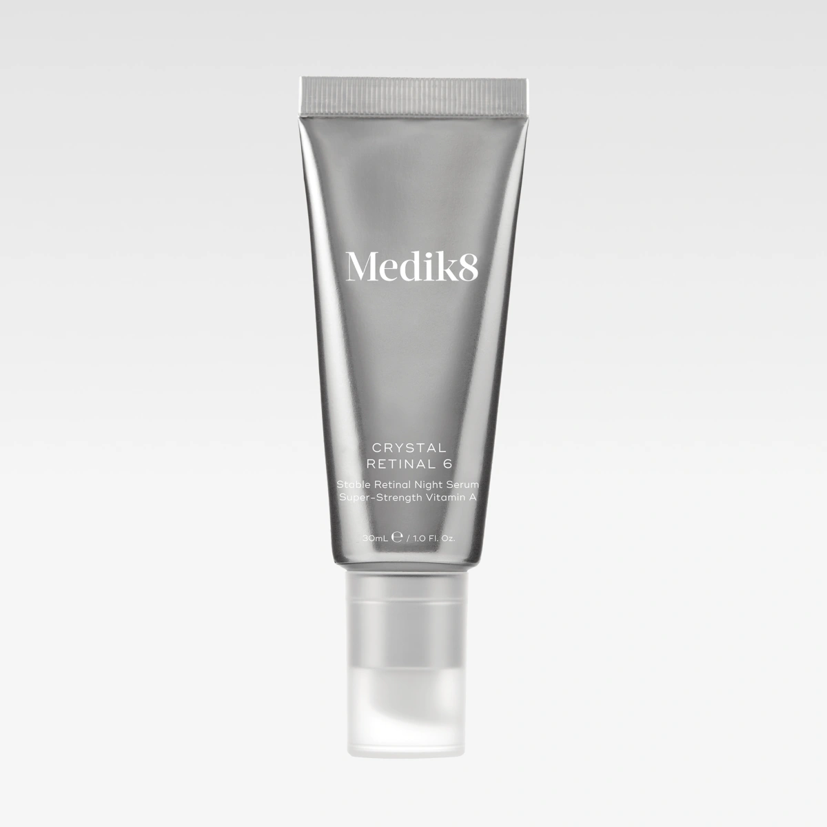 Sølvfarget tube Medik8 Crystal Retinal 6, med tekst “Stable Retinal Night Serum Super-Strength Vitamin A” og “30 ml / 1.0 fl. oz.”