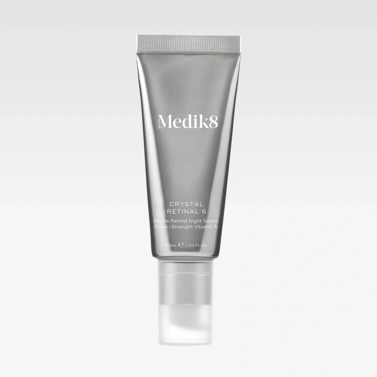 Sølvfarget tube Medik8 Crystal Retinal 6, med tekst “Stable Retinal Night Serum Super-Strength Vitamin A” og “30 ml / 1.0 fl. oz.”