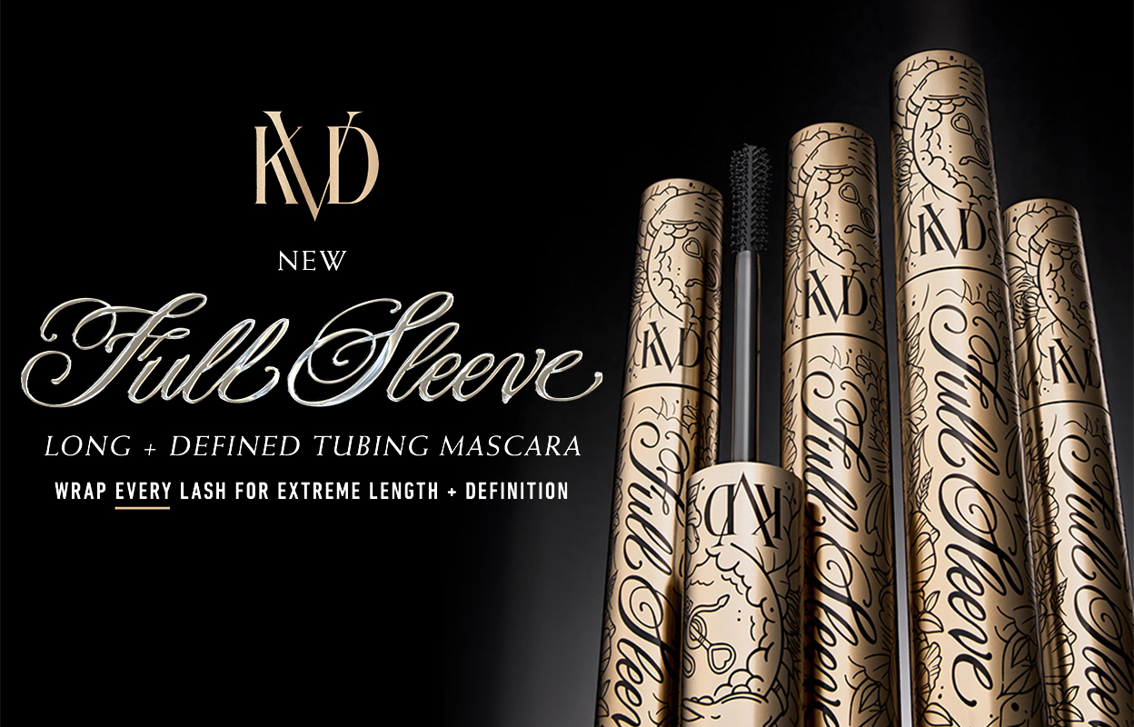 KVD Beautys nye maskara «Full Sleeve Long + Defined Tubing Mascara». Bildet viser flere gylne mascaratuber med tatoveringsinspirerte mønstre mot en svart bakgrunn. Teksten på bildet lyder: «Wrap every lash for extreme length + definition».