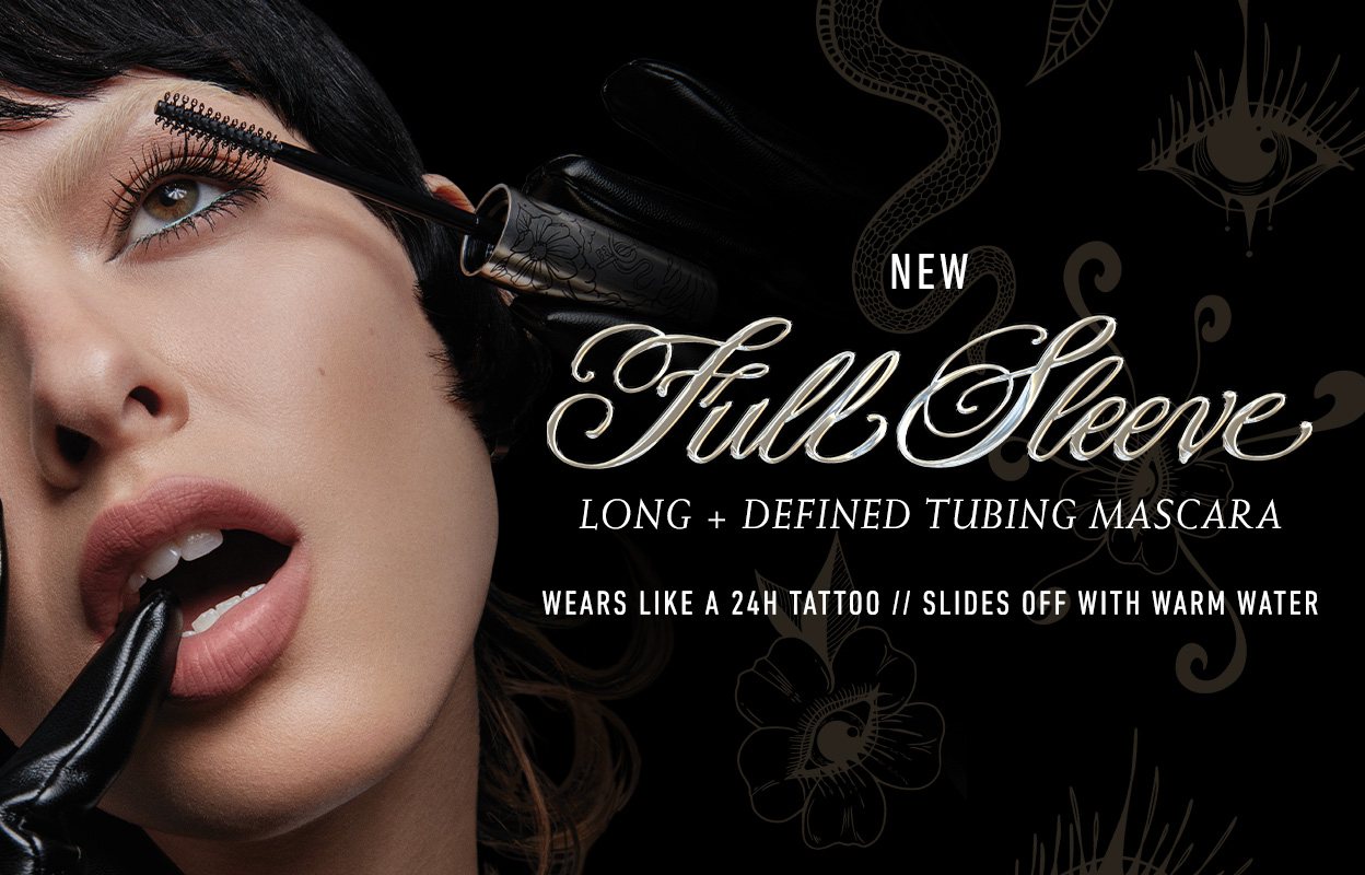 Ripsiväri, jossa teksti ”Full Sleeve Long + Defined Tubing Mascara”. Kuvassa on henkilö, jolla on tatuointimotiivi. Kuvan teksti kuuluu: ”Kuluu kuin 24H-tatuointi // Liukuu pois lämpimällä vedellä”. Tausta on musta, ja siinä on tatuoinnista inspiroituneita kuvituksia.
