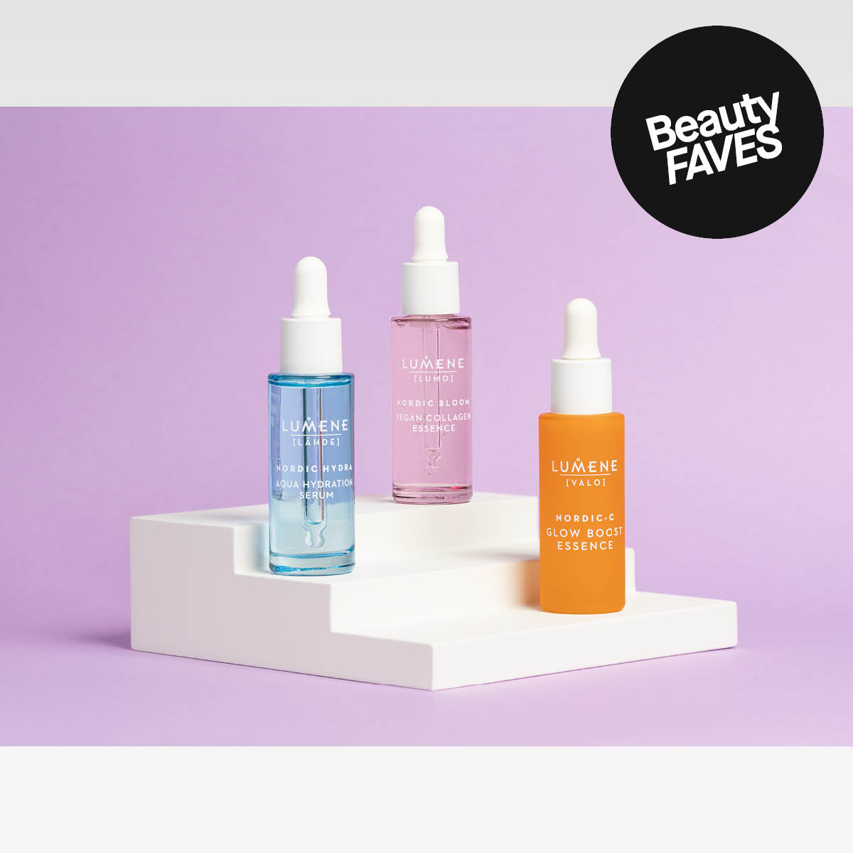 Kolme Lumene-tuotetta seisoo valkoisella portaalla / jalustalla liilaa taustaa vasten. Tarra, jossa teksti Beauty FAVES!