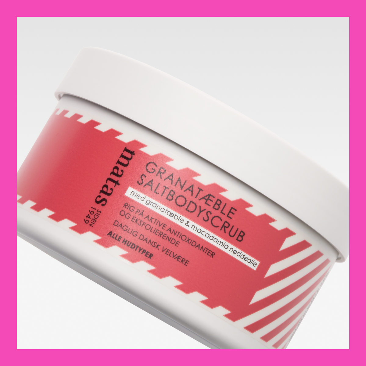 Matas-merkin vartalokuorinta nimeltä "Granatæble Saltbodyscrub". Purkki on valkoinen, jossa on punainen etiketti ja valkoinen teksti.