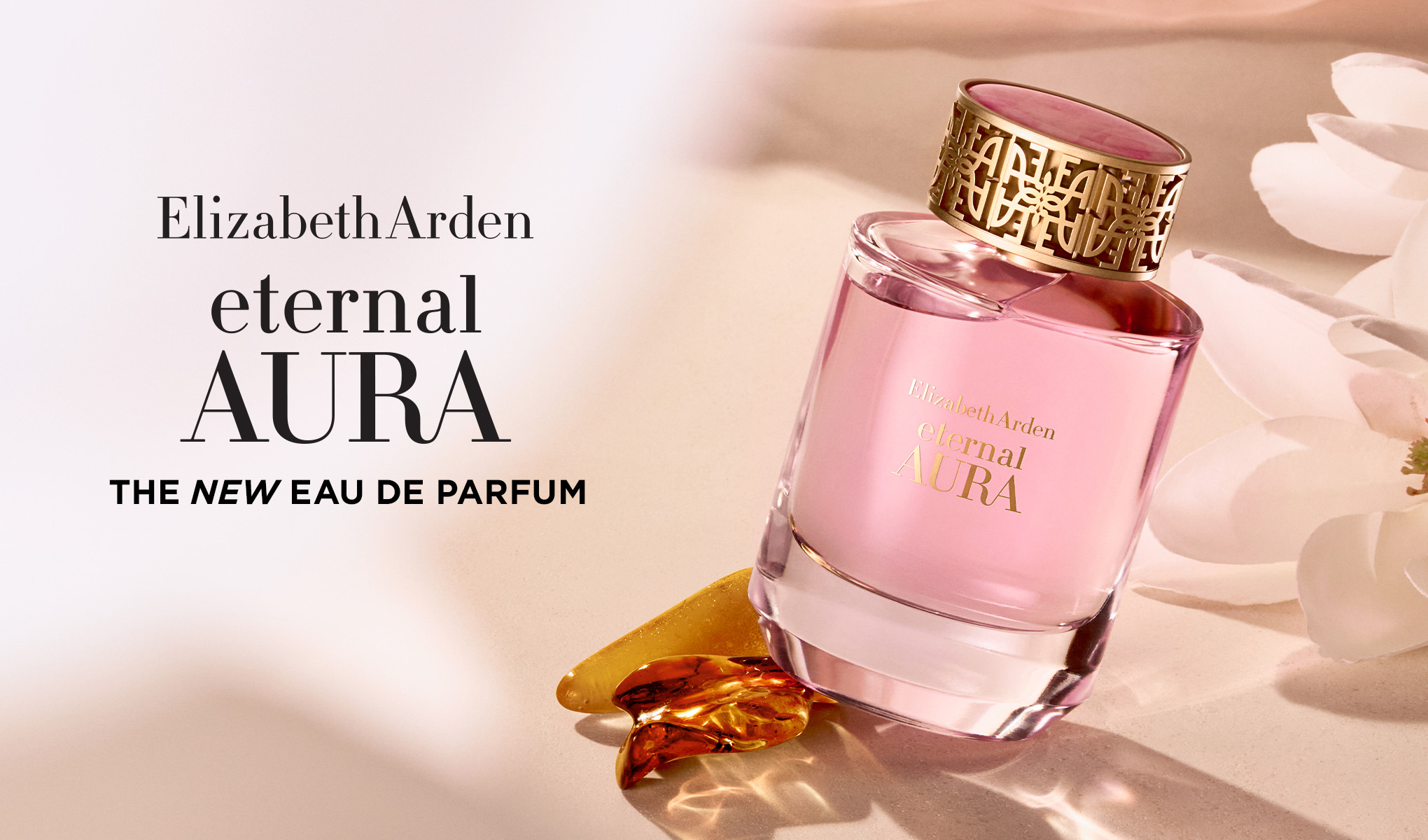 Elizabeth Arden Eternal Aura-parfyme ved siden av hvite blomster, med teksten «The New Eau de Parfum».