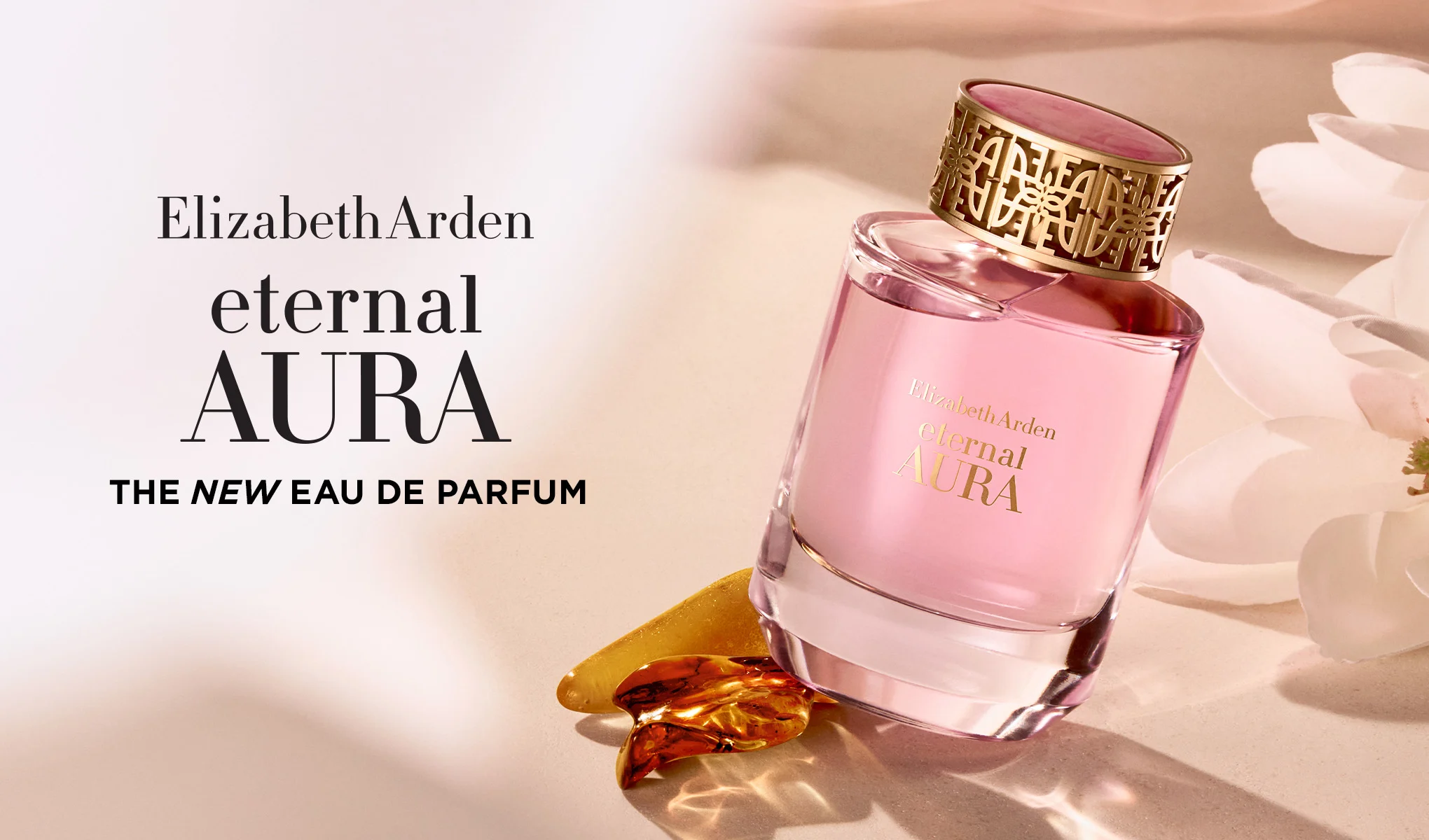 Elizabeth Arden Eternal Aura-parfyme ved siden av hvite blomster, med teksten «The New Eau de Parfum».