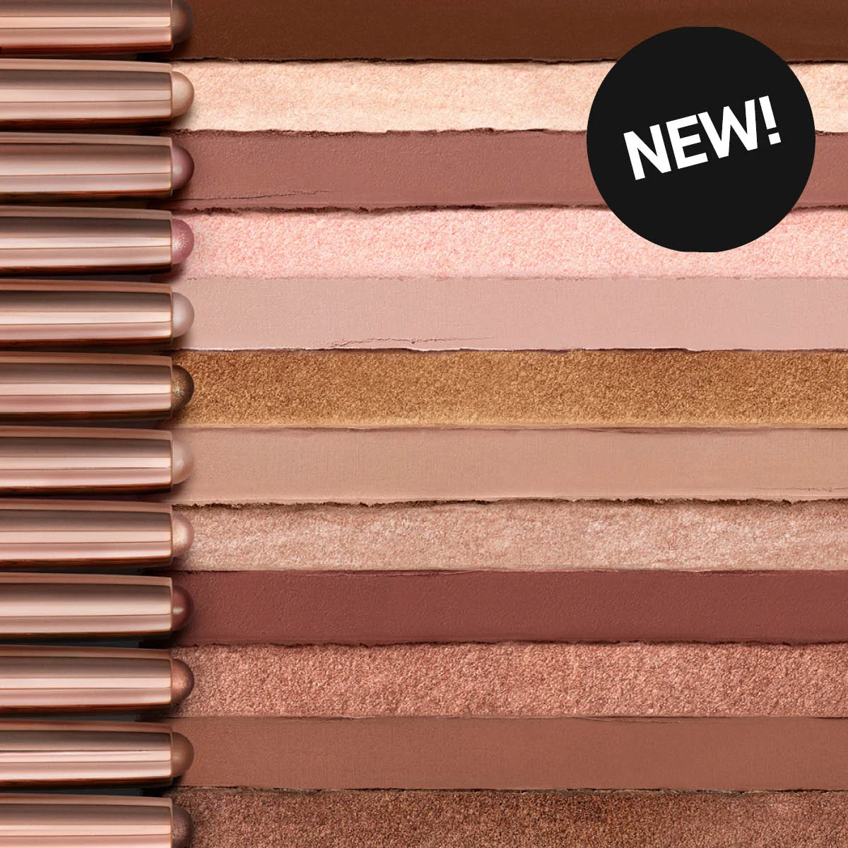 Nærbilde av øyenskyggepenner i nude-, beige-, brun- og champagnefargede nyanser med matte og skimrende finisher. Bildet inneholder en svart sirkel med teksten “NEW!” og viser ulike farger for øyesminke påført i horisontale strøk.