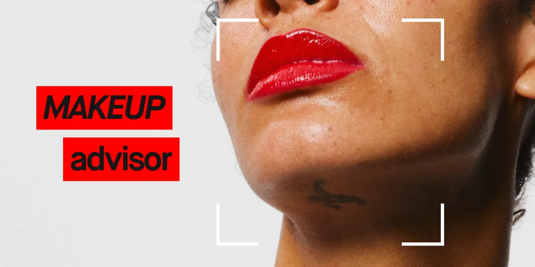 En person med røde lepper og en tatovering under haka. Teksten "MAKEUP advisor" vises ved siden av.