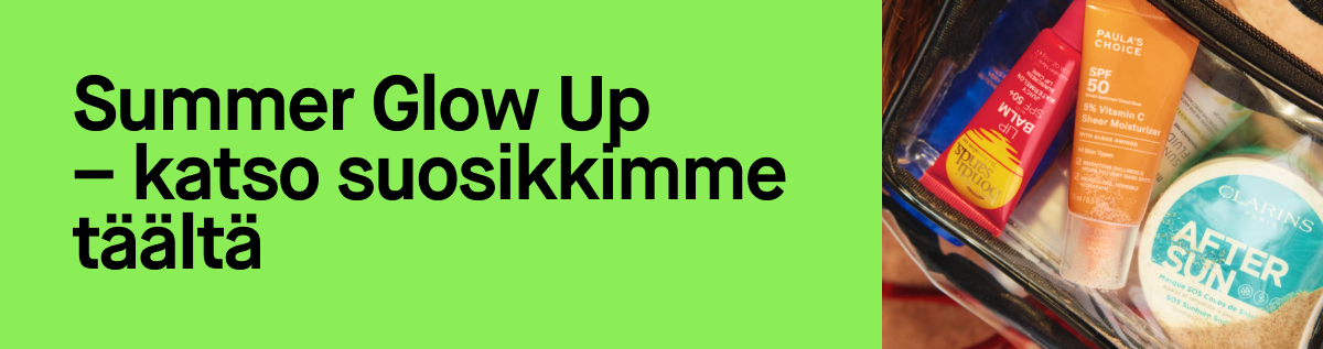 Vihreä tausta ja teksti “Summer Glow Up – se våra favoriter här” sekä kosmetiikkalaukku, jossa aurinkosuoja- ja ihonhoitotuotteita kuten Paula’s Choice SPF 50 5% Vitamin C Sheer Moisturizer, Bondi Sands Lip Balm SPF 50+ ja Clarins After Sun.