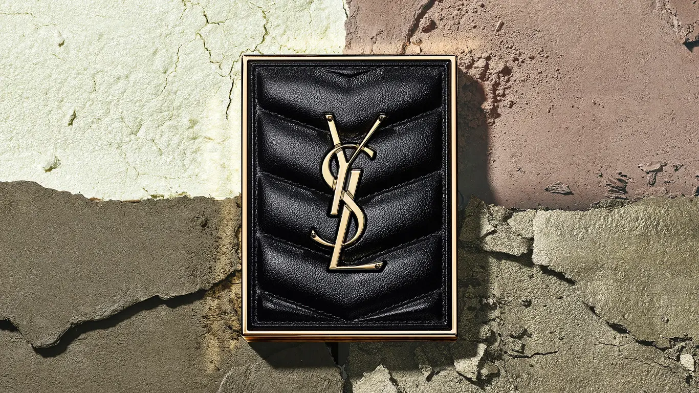 Yves Saint Laurent sminkset på en grov bakgrund.