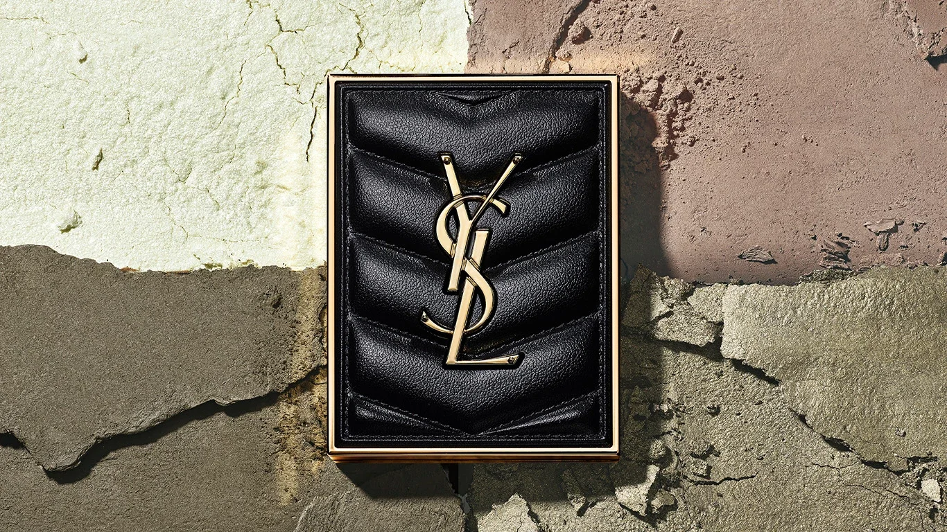 Yves Saint Laurent sminkset på en grov bakgrund.