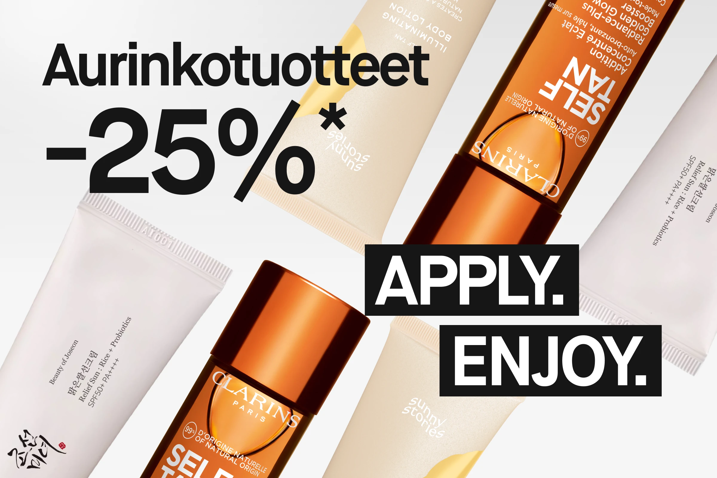 Solprodukter arrangert diagonalt mot lys bakgrunn: Beauty of Joseon Relief Sun SPF50+ i hvit tube, Clarins Self Tan Radiance-Plus Golden Glow Booster i oransje flaske og Sunny Stories Self Tan Illuminating Body Lotion i beige tube. Teksten «Solprodukter 25%*» og «APPLY. ENJOY.» vises i bildet.