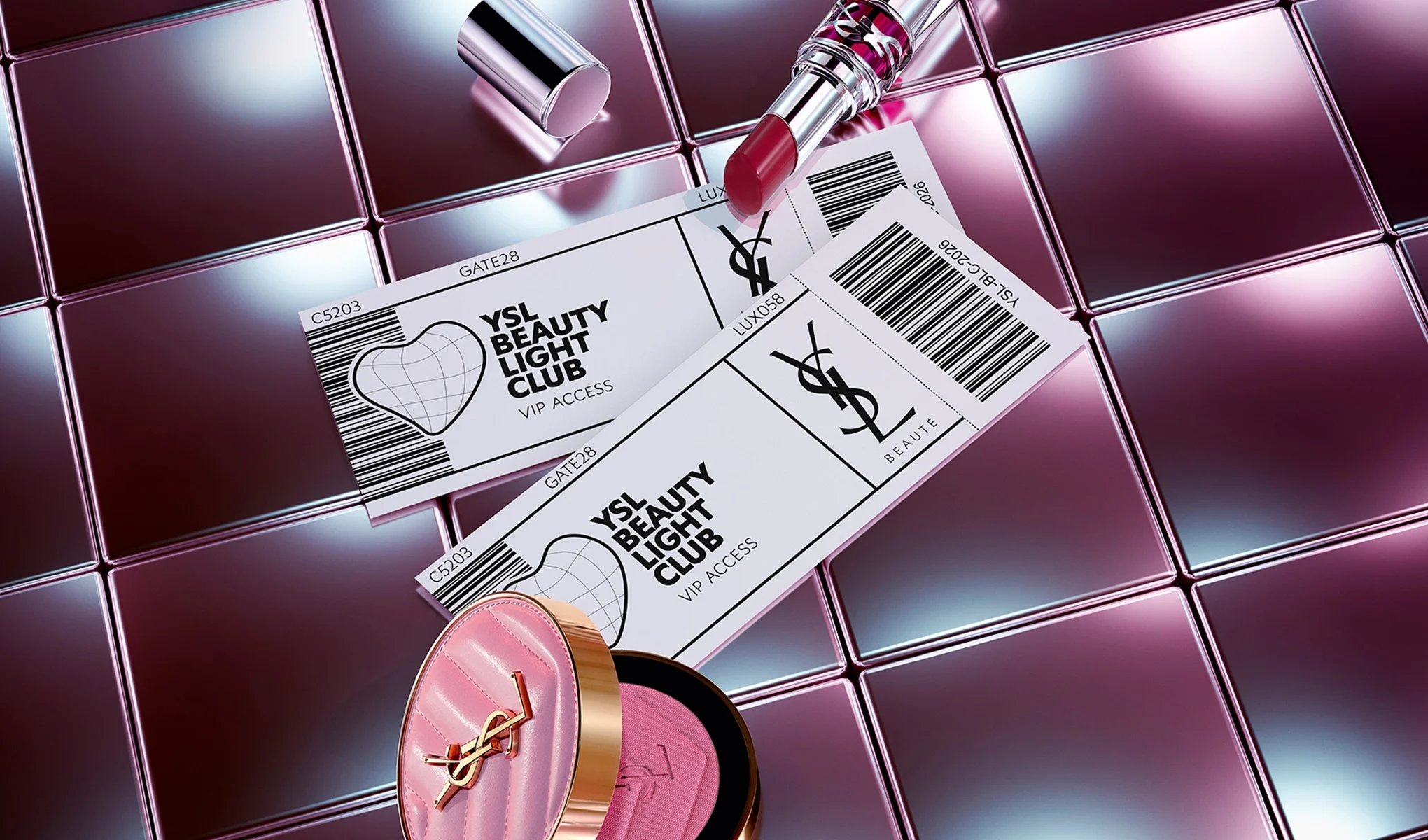 To billetter med teksten «YSL BEAUTY LIGHT CLUB VIP ACCESS», YSL Beauté-logo, strekkoder samt tekstene «GATE28», «C5203» og «LUX058» vises sammen med en rosa leppestift og et åpent rosa pudder med YSL-logo.