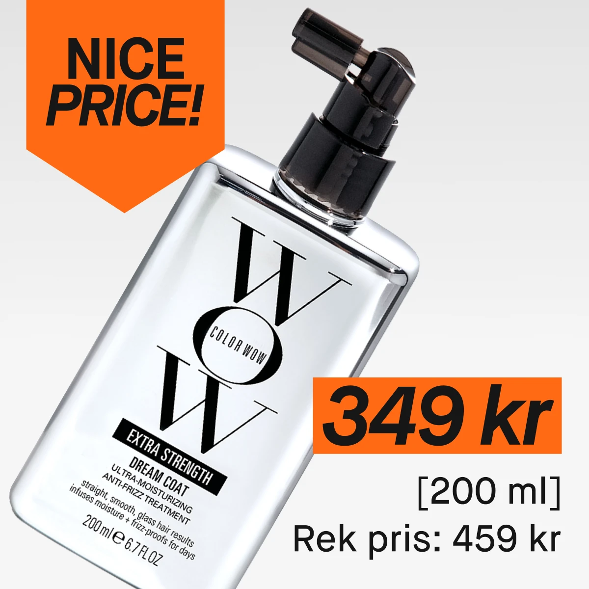 Bild på en flaska Color Wow Extra Strength Dream Coat, ett ultra-fuktgivande anti-frizz-behandlingsspray. Flaskan är 200 ml och priset är 349 kr, vilket är lägre än det rekommenderade priset på 459 kr. Texten 'NICE PRICE!' visas i det övre vänstra hörnet.