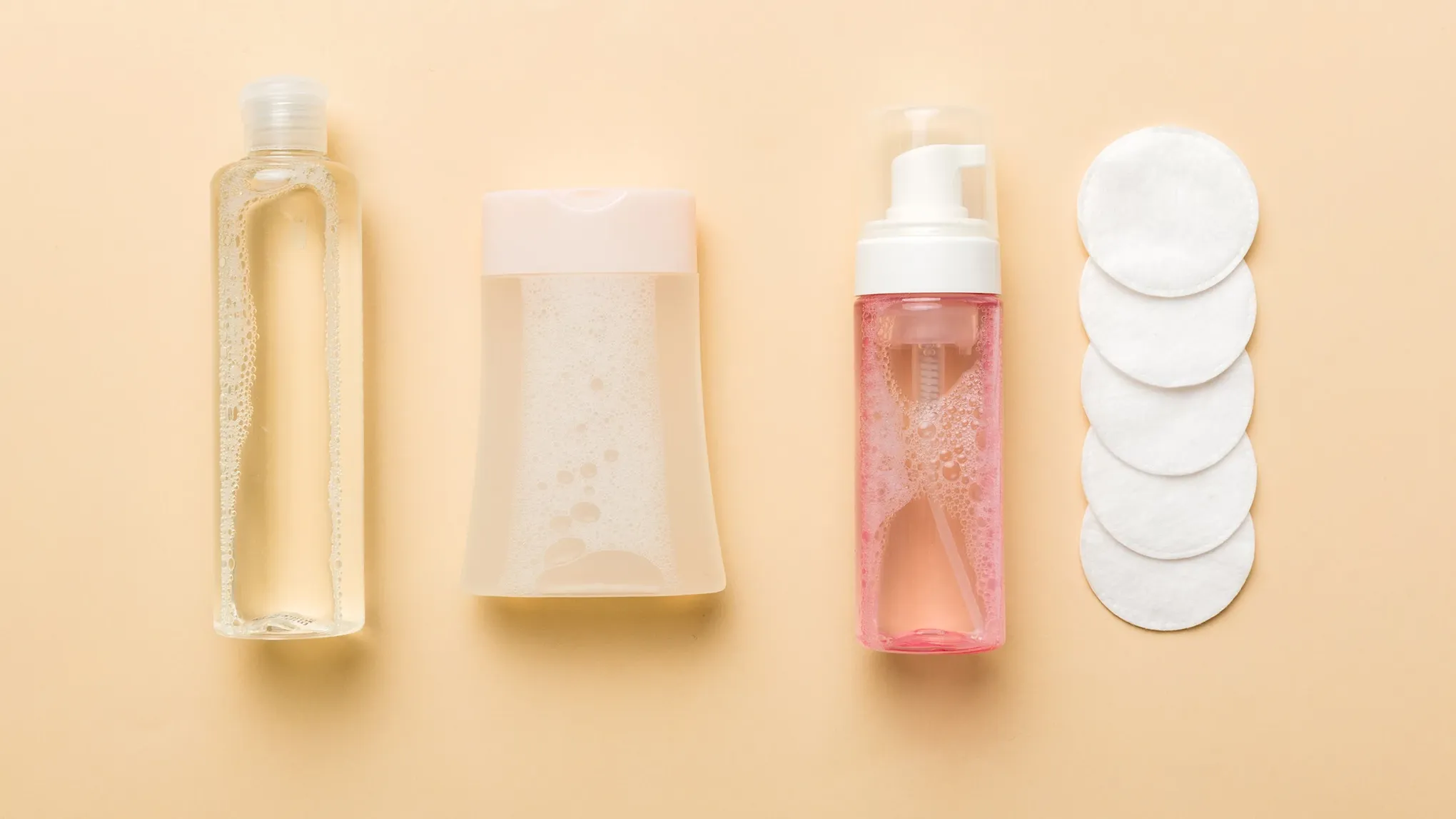 Produkter i ulike former mot en gul bakgrunn