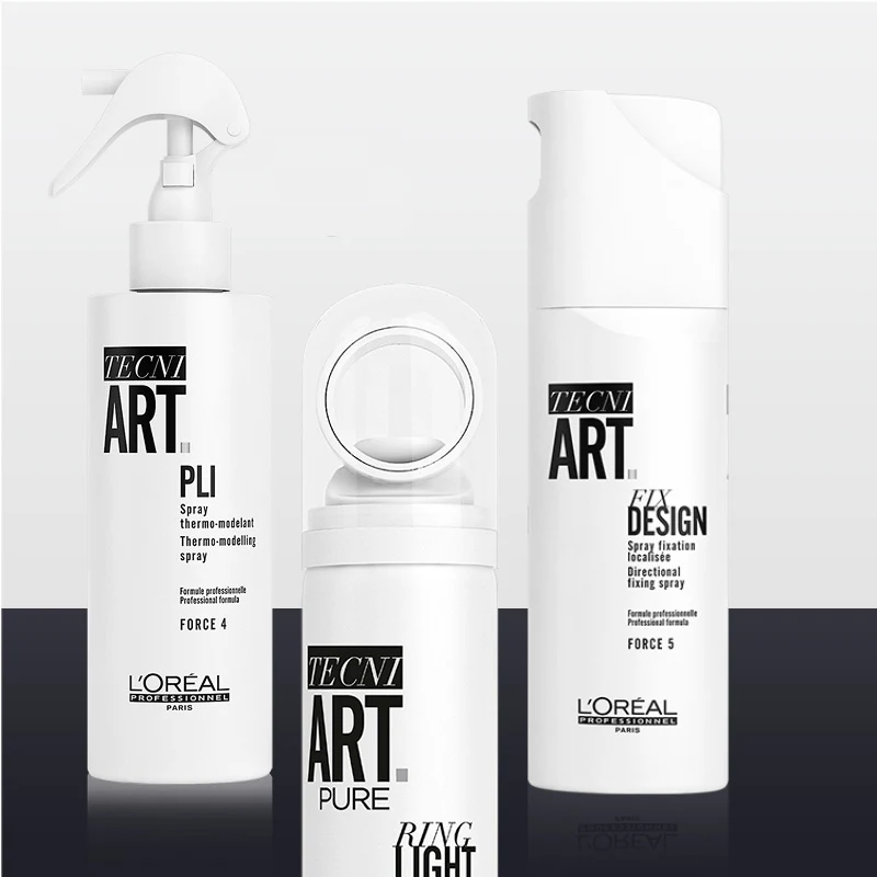 Kolme hiustenhoitotuotetta L'Oréal Professionnel Tecni Art -sarjasta rivissä vaaleanharmaalla pohjalla ja tummalla pohjalla. Tuotteiden pakkaukset ovat valkoiset, ja niissä on musta teksti ja L'Oréal Professionnel -logo alareunassa.