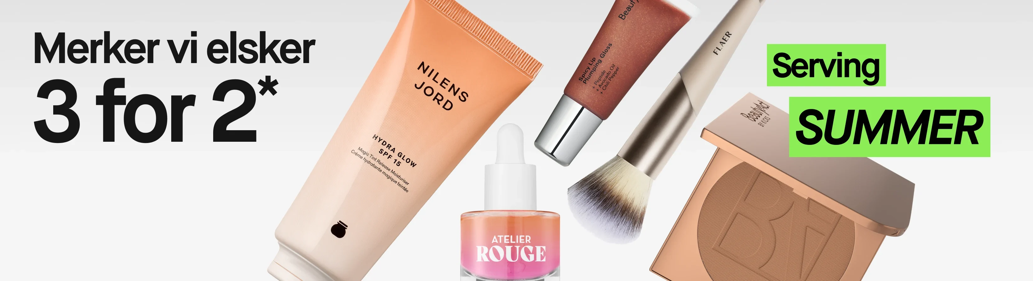 Kampanjebilde med teksten «3 för 2 på merker vi elsker*» samt grønne etiketter med tekstene «Serving» og «SUMMER». Bildet viser Nilens Jord Hydra Glow SPF 15 Magic Tint Release Moisturiser, BeautyAct Spicy Lip Plumping Gloss, Atelier Rouge-serum, en Flawless-sminkebørste og et BeautyAct-pudderprodukt mot lys grå bakgrunn.