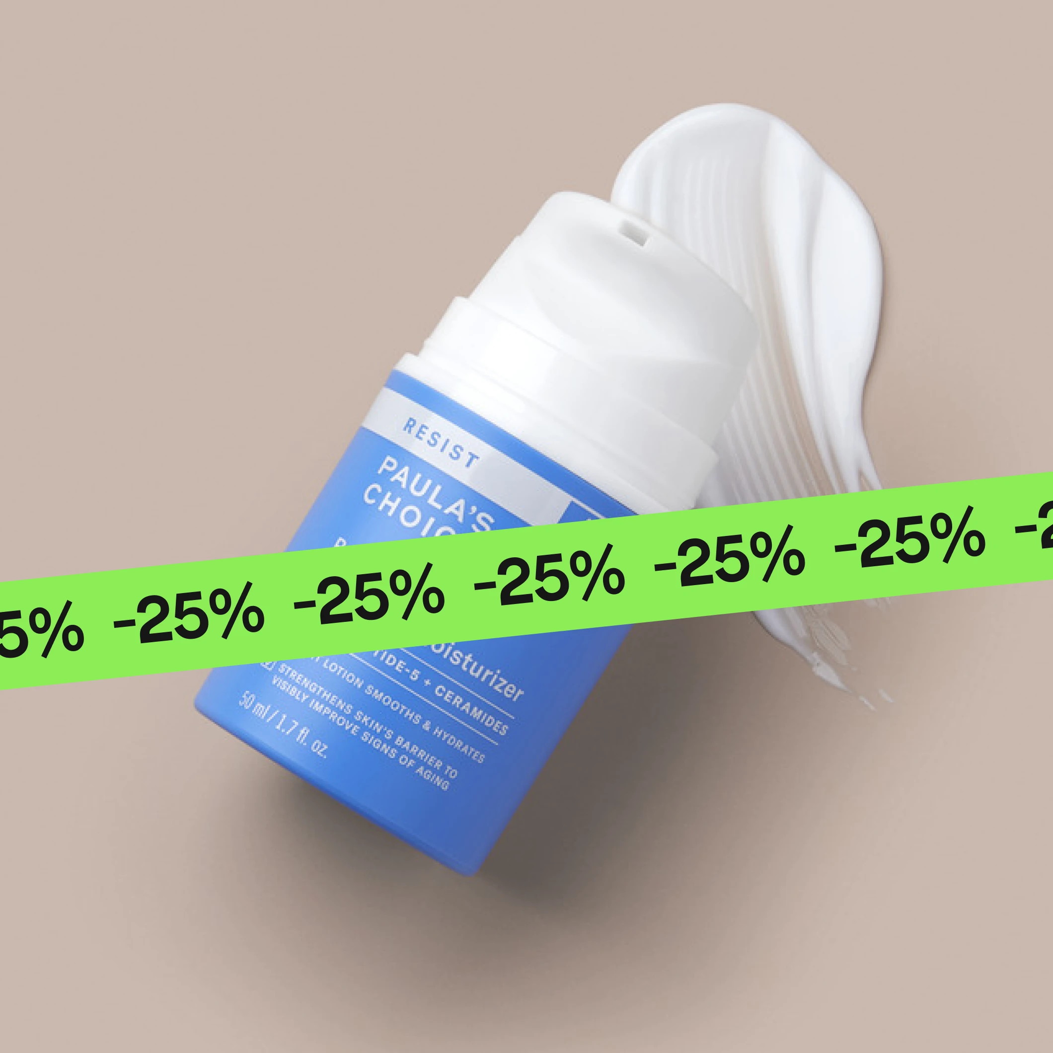 Lähikuva ihonhoitotuotteesta “Paula’s Choice Resist Barrier Repair Advanced Moisturizer” sinisessä pumppupullossa, teksti “Peptide + Ceramides”, sekä voidepiste vieressä, osittain vihreän “25%” -nauhan peitossa.