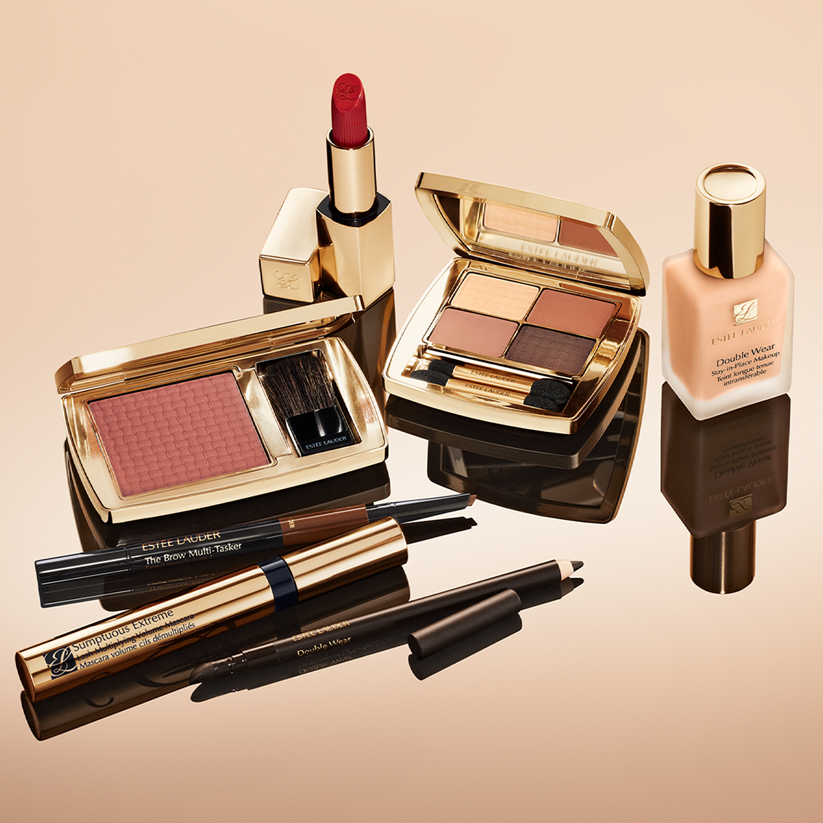 Estee Lauder-sminkprodukter, inklusive läppstift, rouge, ögonskuggspalett, foundation, ögonbrynspenna, mascara och eyeliner, arrangerade på en mjuk bakgrund.