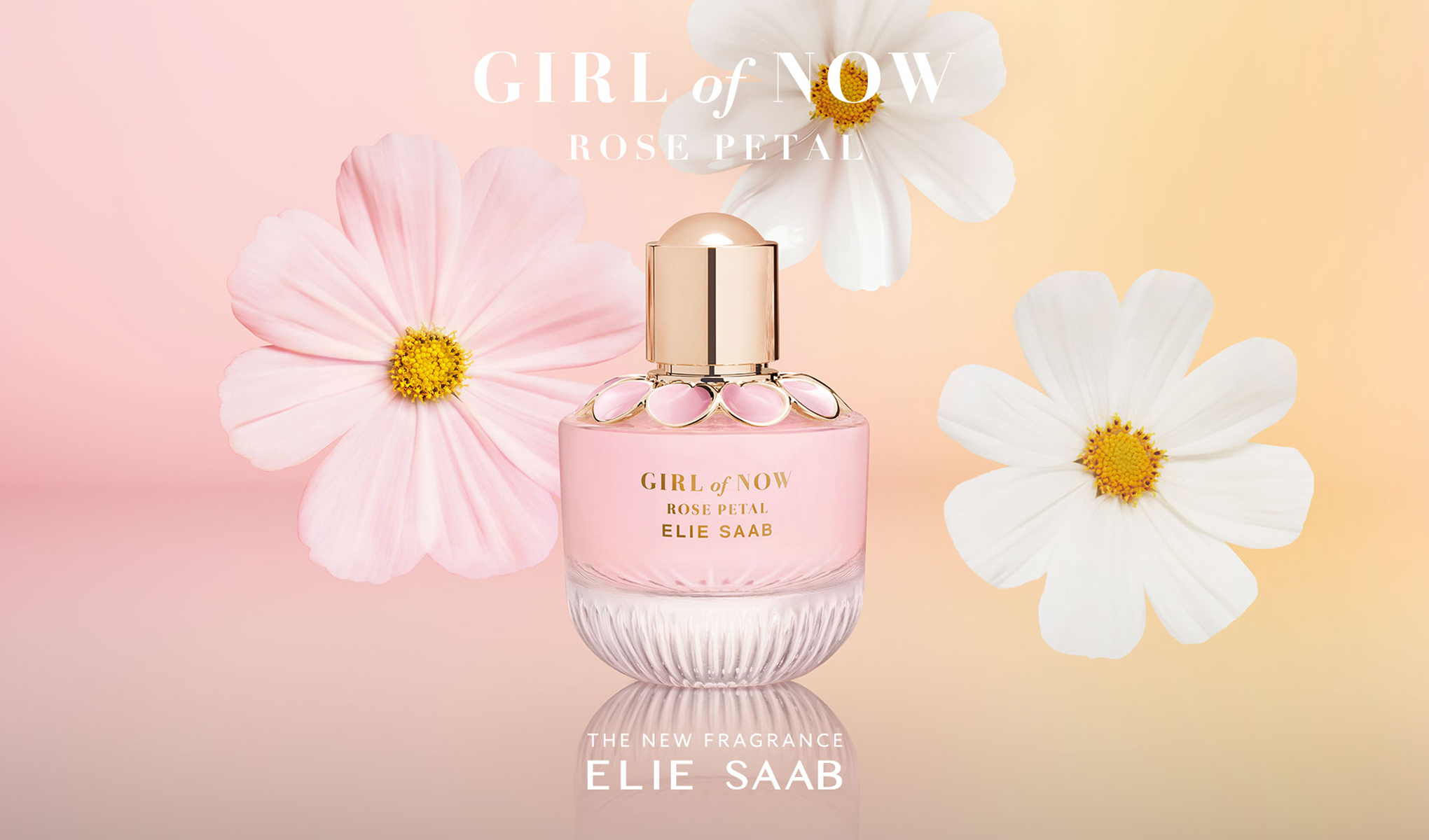 Elie Saabin ”Girl of Now Rose Petal” -hajuvesipullo, jonka taustalla on vaaleanpunaisia ja keltaisia, valkoisia ja vaaleanpunaisia kukkia. Pullon ylä- ja alapuolella on teksti ”Girl Of Now Rose Petal” ja ”The New Fragrance Elie Saab”.