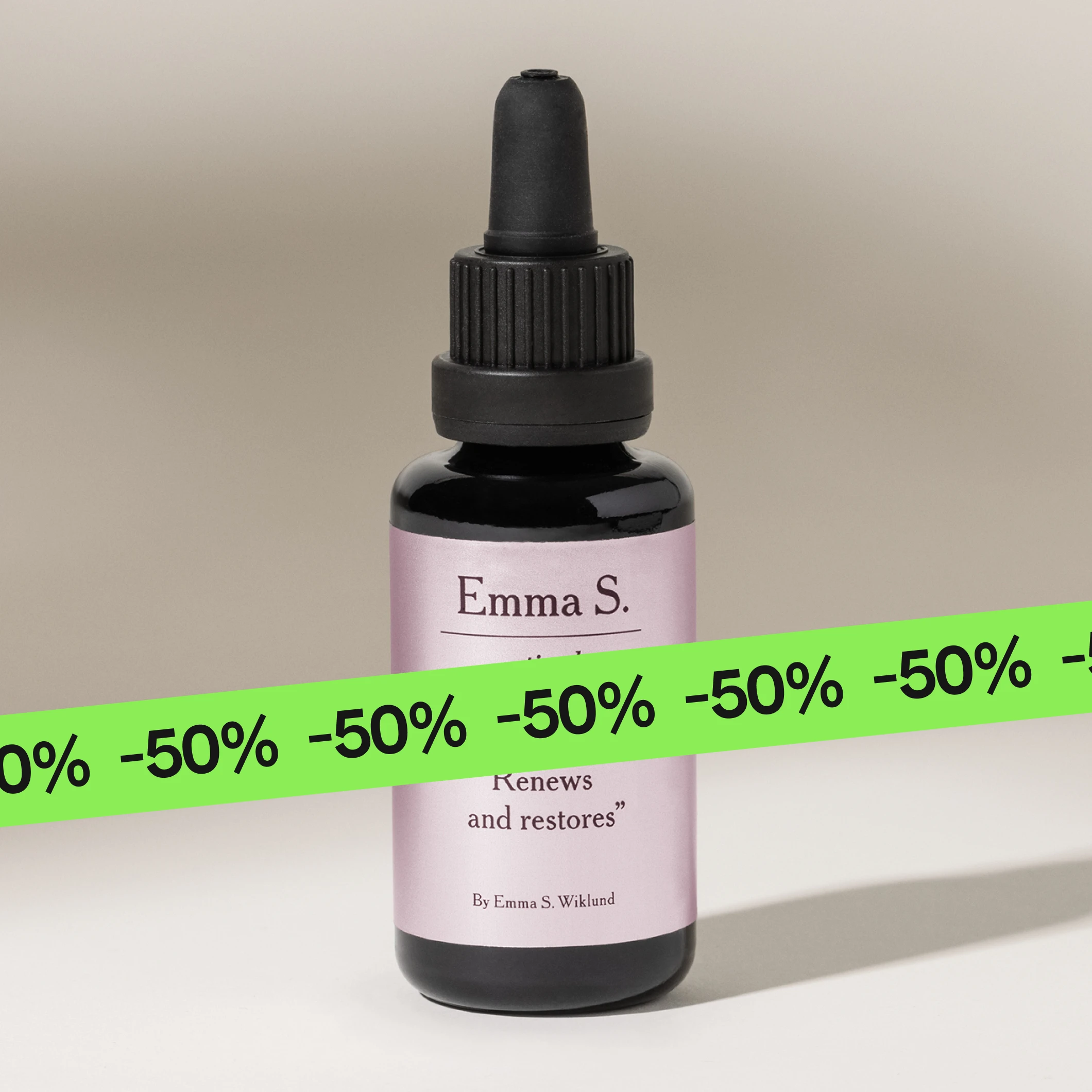 Tuotekuva Emma S. retinol -seerumista tummassa lasipullossa pipetillä, etiketissä “Renews and restores” ja “By Emma S. Wiklund”, vihreä “50%”-banneri kuvan päällä.