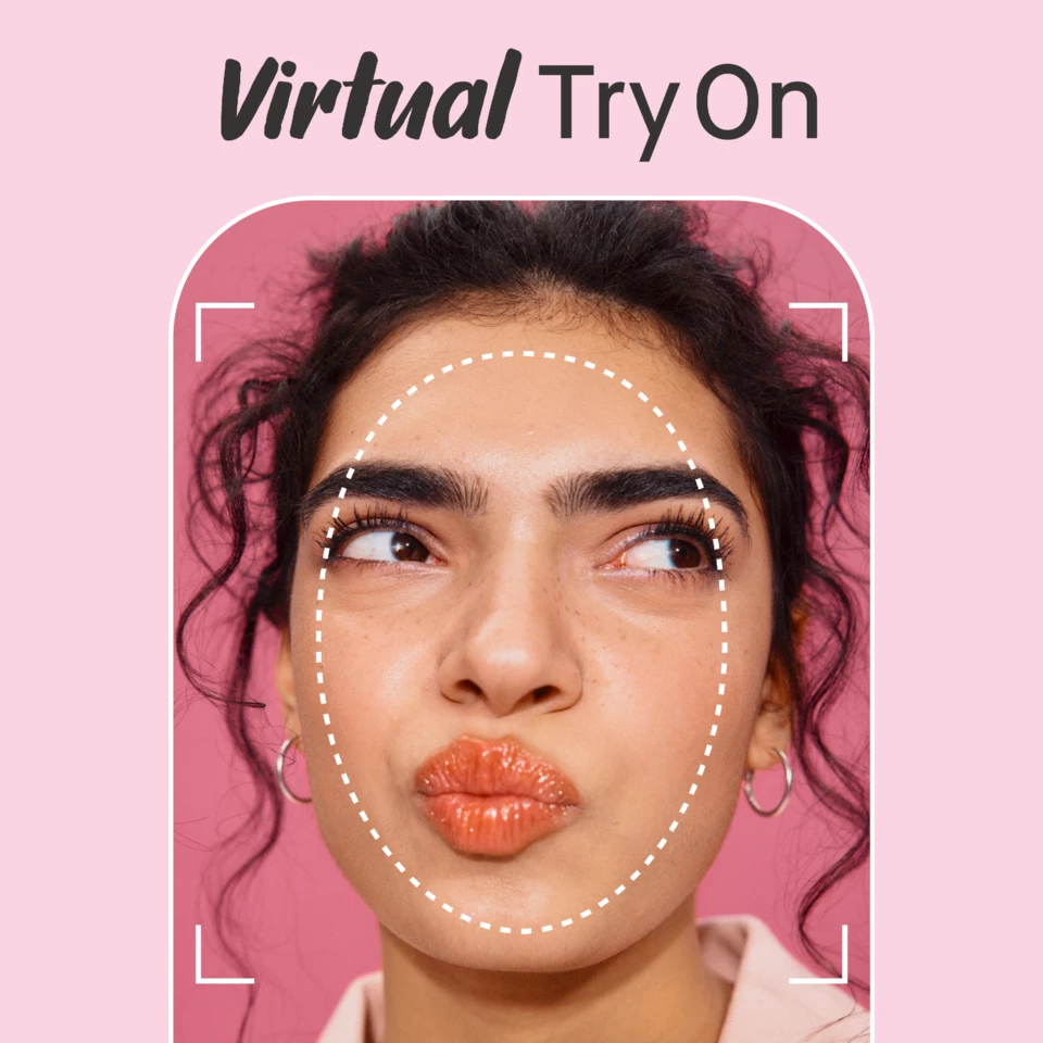 En person med lockigt hår mot en rosa bakgrund under texten "Virtual Try On".