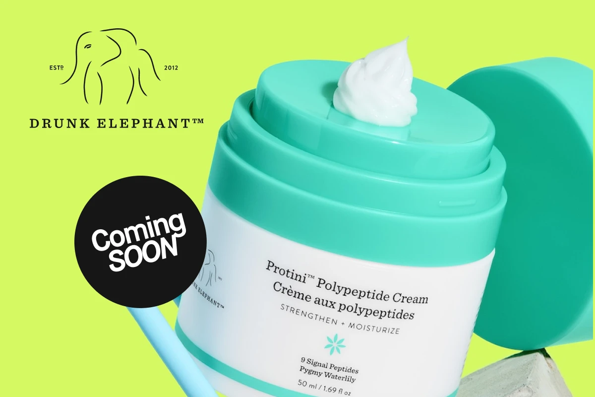 Drunk Elephant -tuotemerkkiin kuuluva Protini Polypeptide Cream -voide, jonka purkki on turkoosi ja sisältö valkoista voidetta. Kuvassa näkyy myös Drunk Elephant -logon ja "Coming Soon" -tekstin.