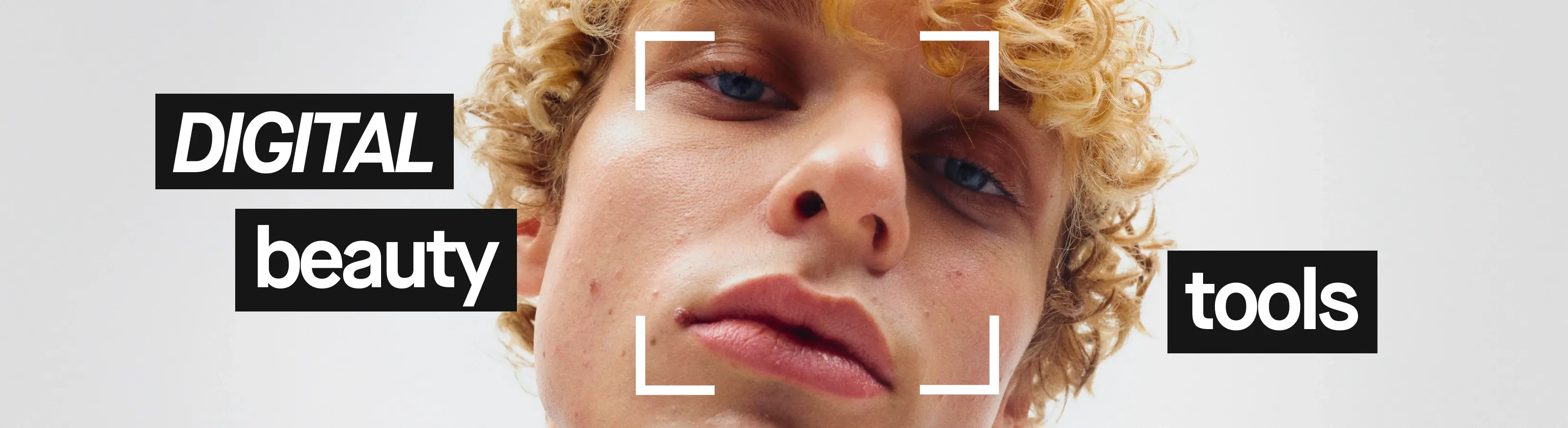 En person med blondt, krøllet hår vises fra siden. Teksten "DIGITAL beauty tools" er plassert ved siden av personen.