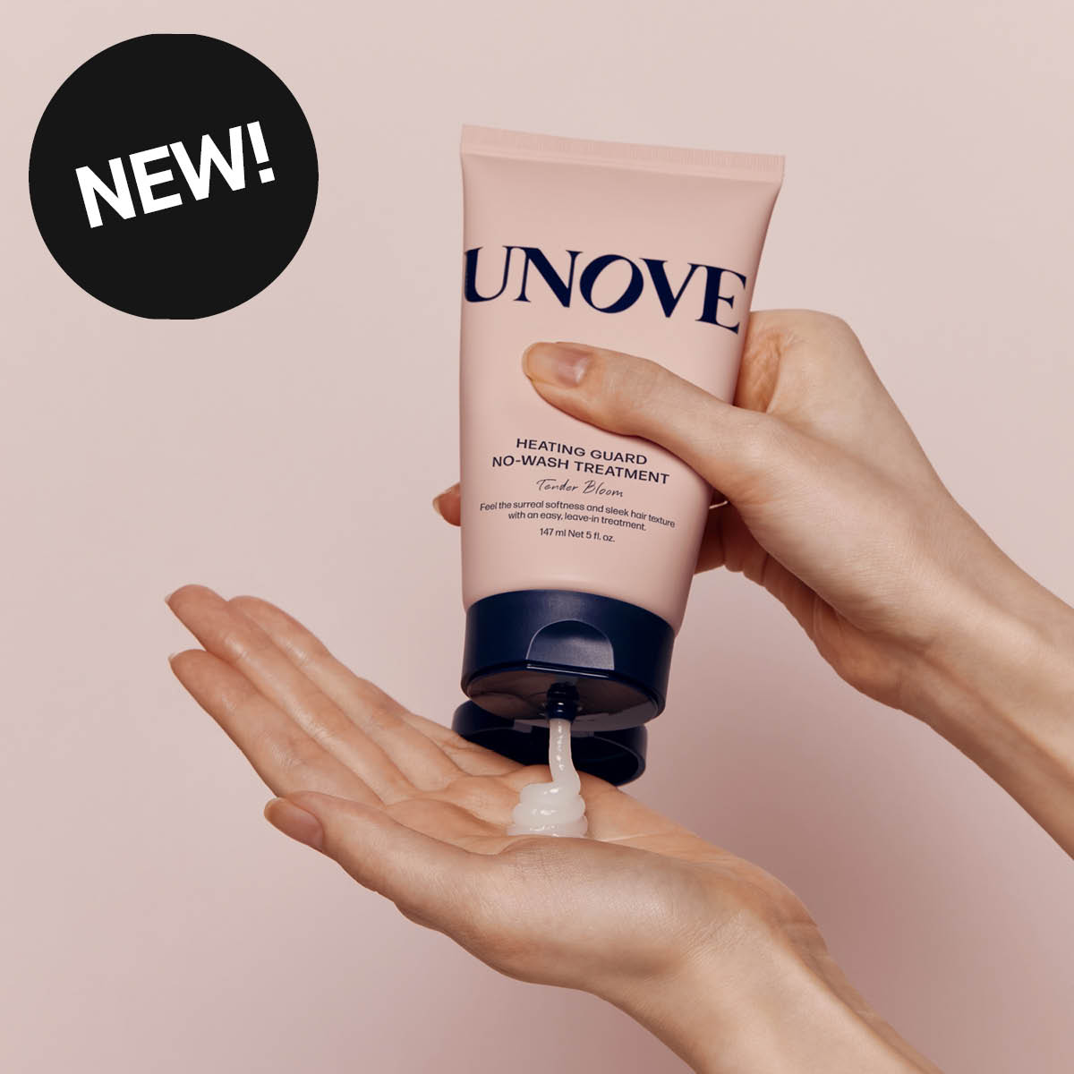 En hand håller tuben “UNOVE HEATING GUARD NO-WASH TREATMENT Tender Bloom” medan en vit hårvårdscreme pressas ut i en öppen hand. Tuben visar även texten “147 ml Net 5 fl. oz.” och en svart cirkel med texten “NEW!”.